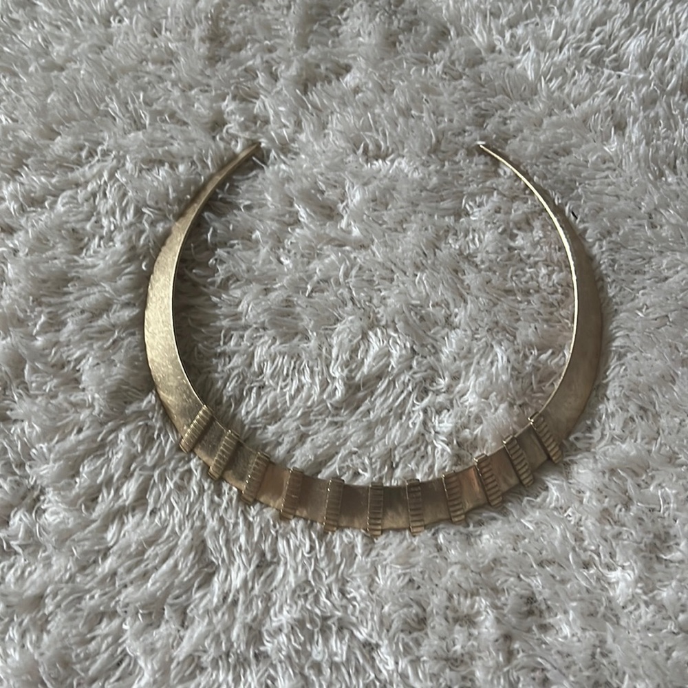 gold (not real) push on choker